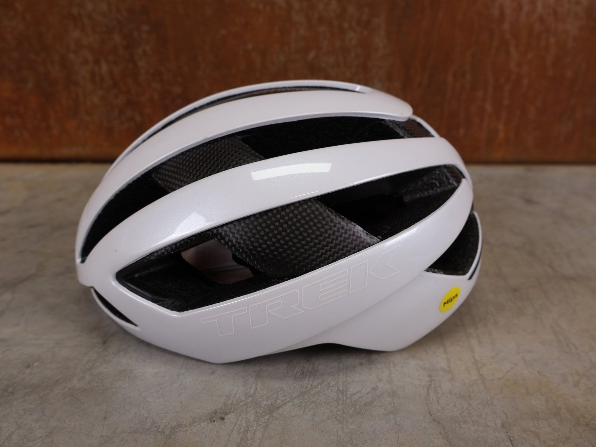 Helme von Trek, TREK VELOCIS MIPS RENNRADHELM / CRYSTAL WHITE GLOSS / GRÖßE S vor USEDBIKES - OB.DE Hintergrund