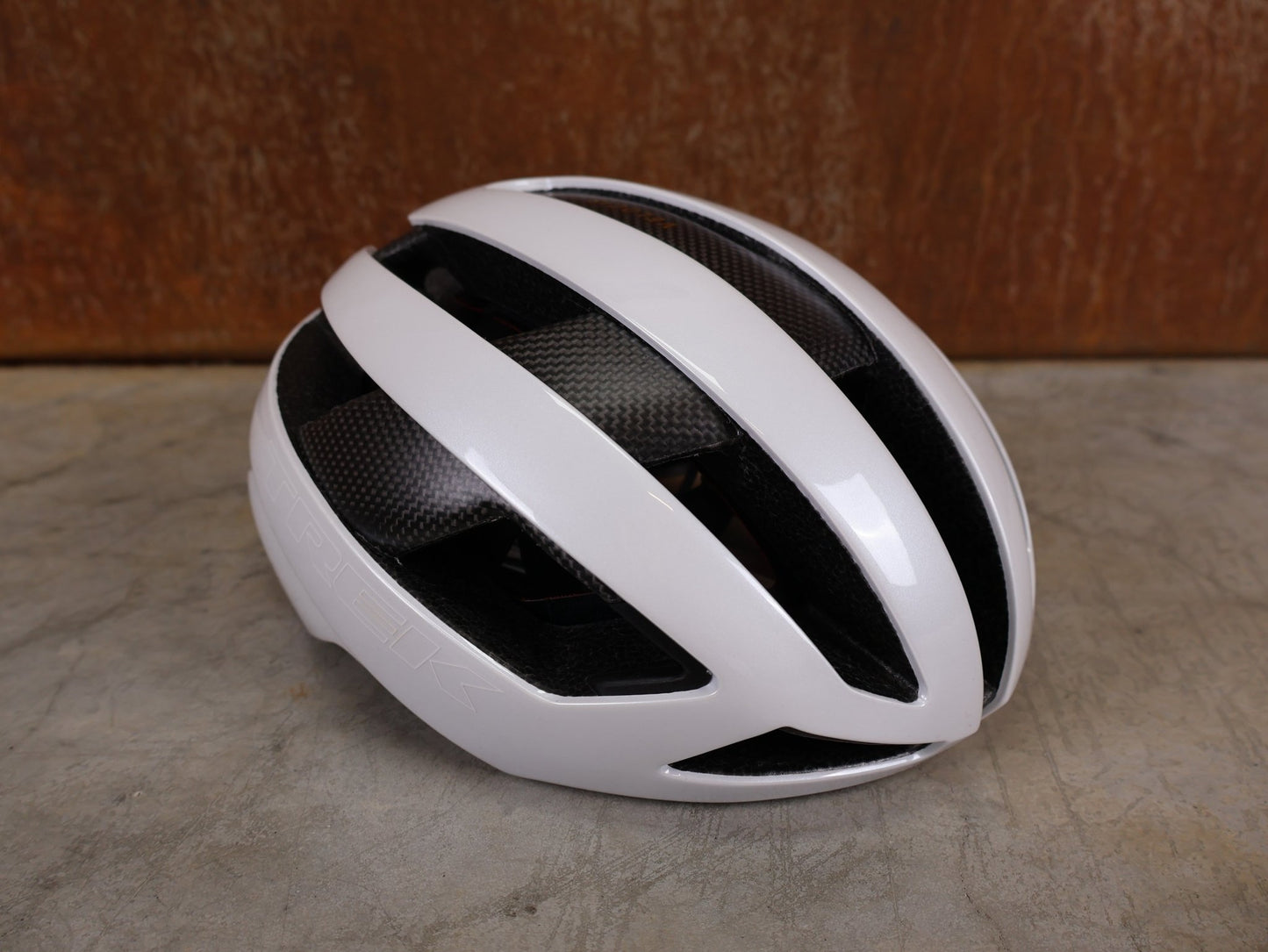 Helme von Trek, TREK VELOCIS MIPS RENNRADHELM / CRYSTAL WHITE GLOSS / GRÖßE S vor USEDBIKES - OB.DE Hintergrund