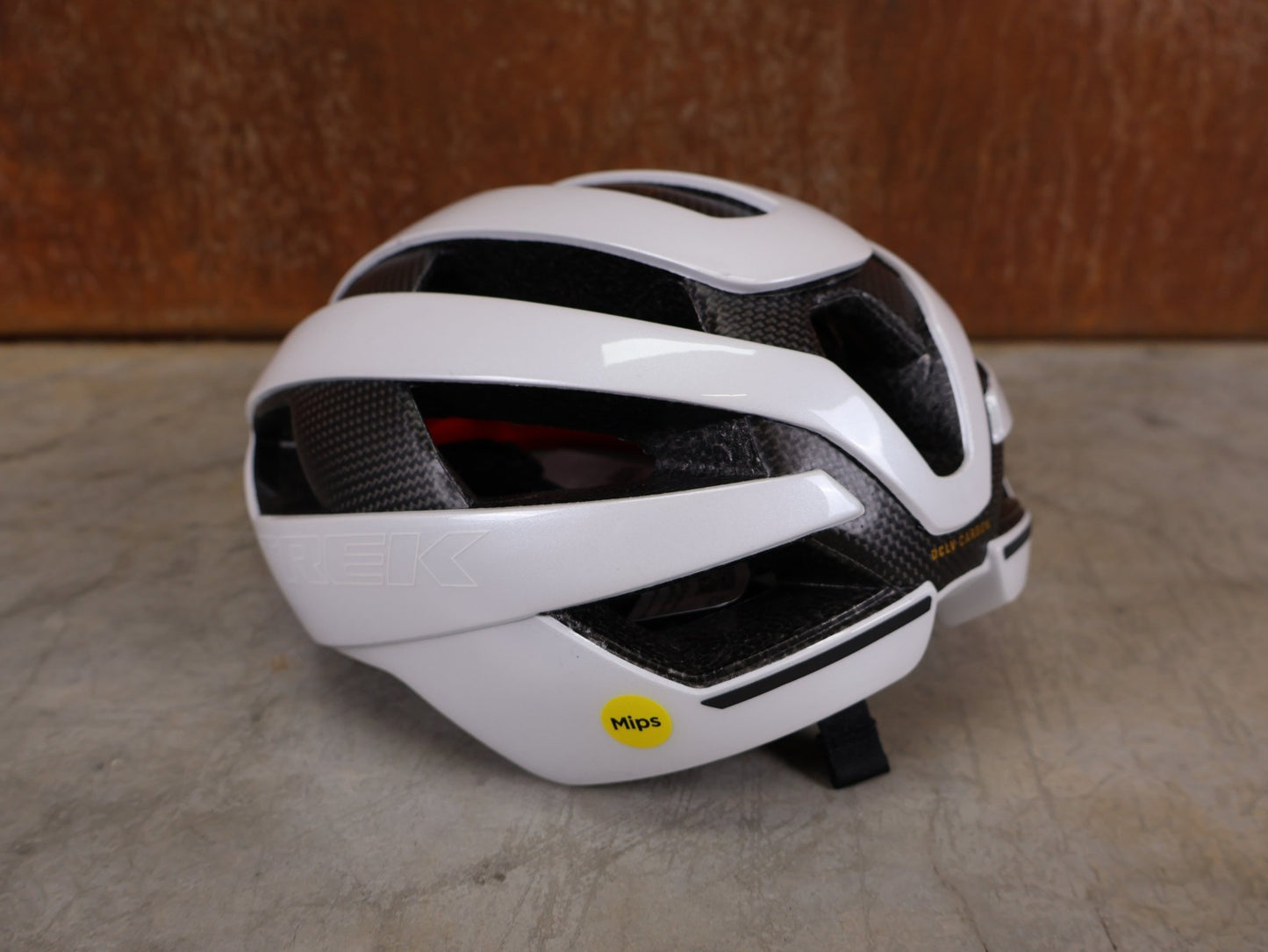 Helme von Trek, TREK VELOCIS MIPS RENNRADHELM / CRYSTAL WHITE GLOSS / GRÖßE S vor USEDBIKES - OB.DE Hintergrund