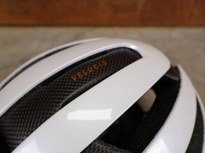 Helme von Trek, TREK VELOCIS MIPS RENNRADHELM / CRYSTAL WHITE GLOSS / GRÖßE S vor USEDBIKES - OB.DE Hintergrund