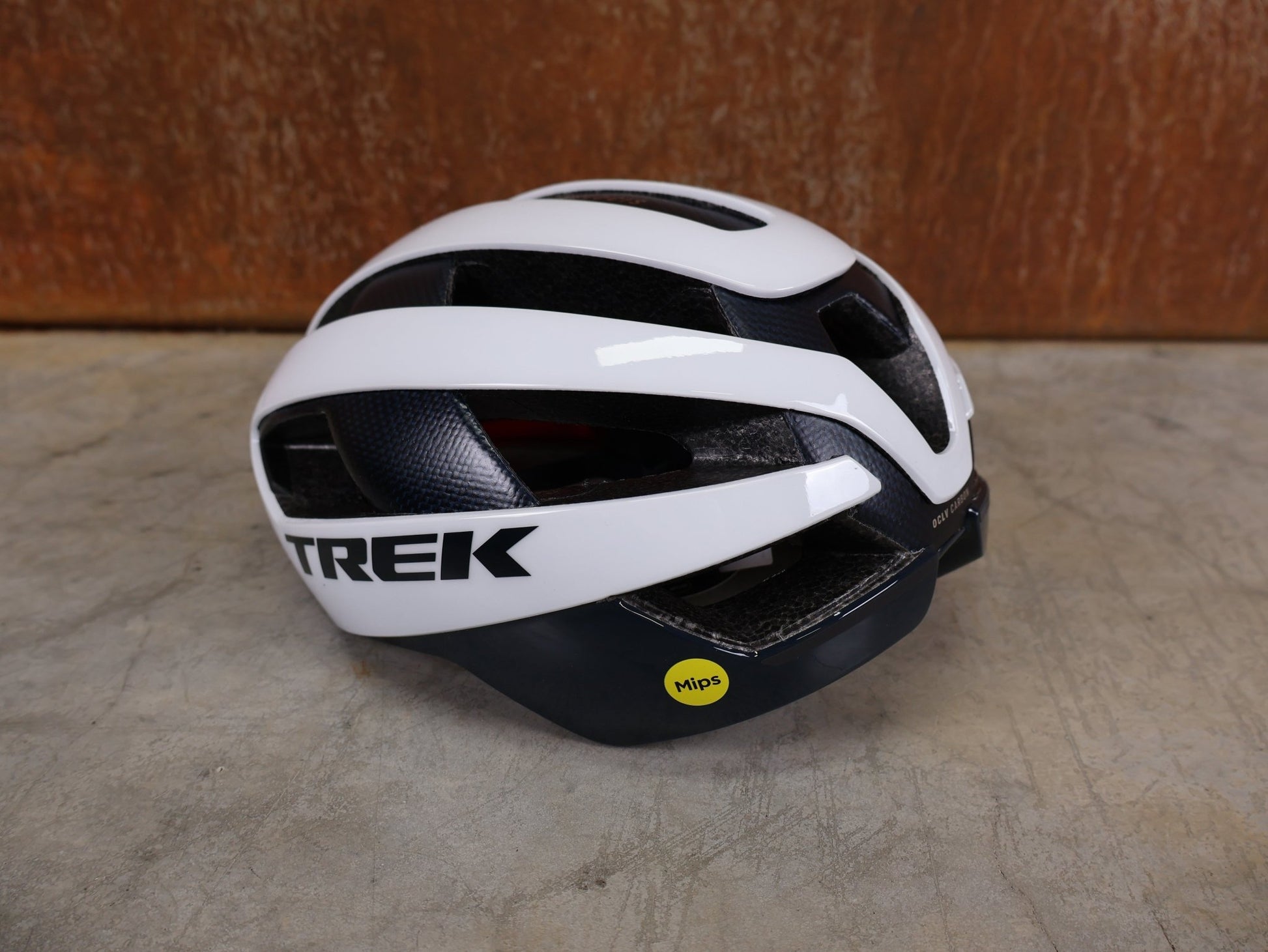 Helme von Trek, TREK VELOCIS MIPS RENNRADHELM / TREK FACTORY RACING TEAM EDITION / CRYSTAL WHITE NAVY BLUE / GRÖßE S vor USEDBIKES - OB.DE Hintergrund