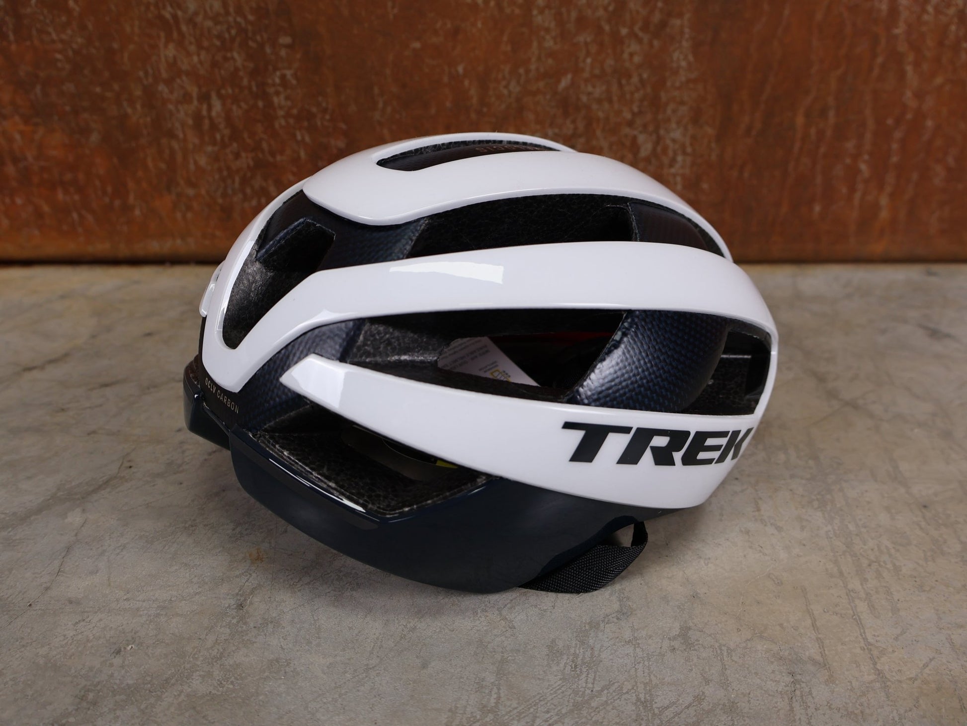 Helme von Trek, TREK VELOCIS MIPS RENNRADHELM / TREK FACTORY RACING TEAM EDITION / CRYSTAL WHITE NAVY BLUE / GRÖßE S vor USEDBIKES - OB.DE Hintergrund