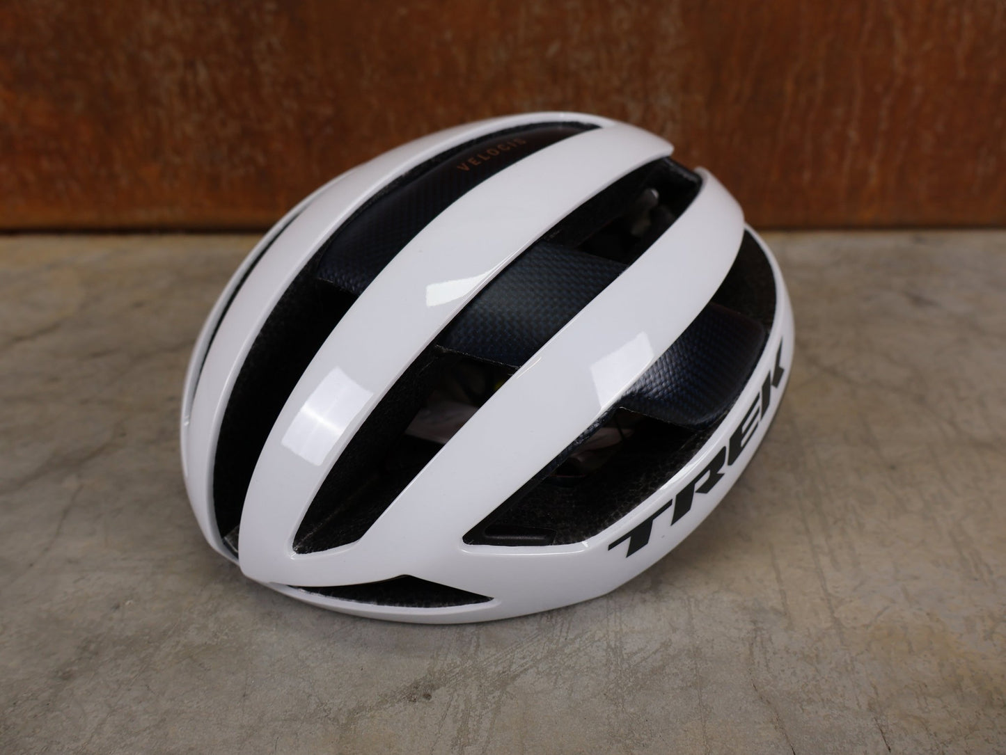 Helme von Trek, TREK VELOCIS MIPS RENNRADHELM / TREK FACTORY RACING TEAM EDITION / CRYSTAL WHITE NAVY BLUE / GRÖßE S vor USEDBIKES - OB.DE Hintergrund