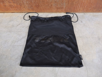 Helme von Trek, TREK VELOCIS MIPS RENNRADHELM / TREK FACTORY RACING TEAM EDITION / CRYSTAL WHITE NAVY BLUE / GRÖßE S vor USEDBIKES - OB.DE Hintergrund