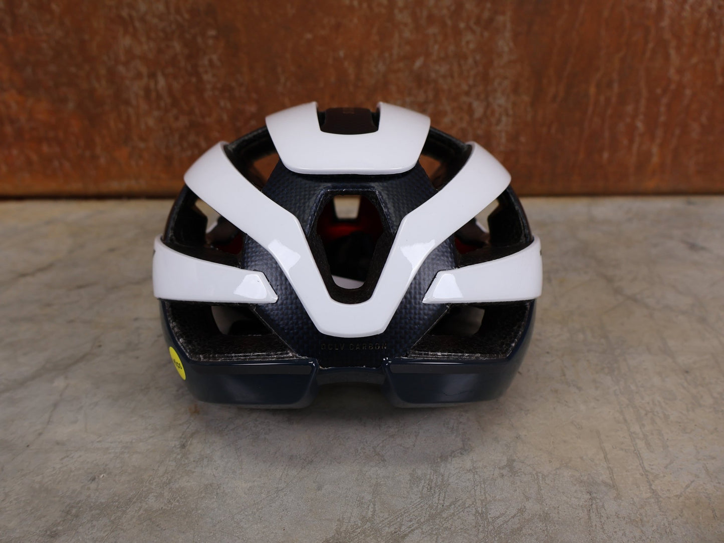 Helme von Trek, TREK VELOCIS MIPS RENNRADHELM / TREK FACTORY RACING TEAM EDITION / CRYSTAL WHITE NAVY BLUE / GRÖßE S vor USEDBIKES - OB.DE Hintergrund