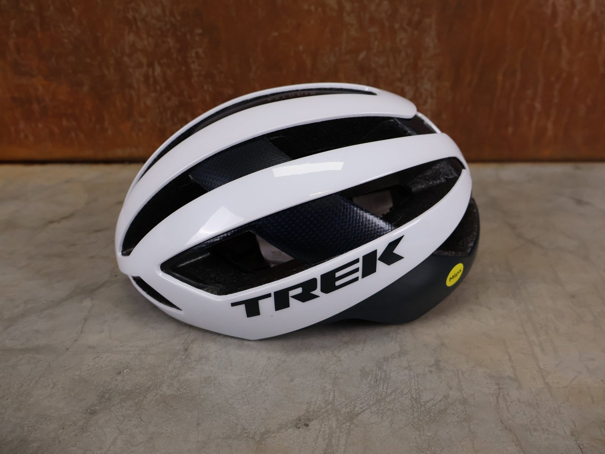 Helme von Trek, TREK VELOCIS MIPS RENNRADHELM / TREK FACTORY RACING TEAM EDITION / CRYSTAL WHITE NAVY BLUE / GRÖßE S vor USEDBIKES - OB.DE Hintergrund