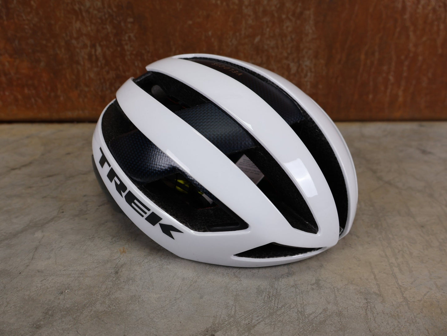 Helme von Trek, TREK VELOCIS MIPS RENNRADHELM / TREK FACTORY RACING TEAM EDITION / CRYSTAL WHITE NAVY BLUE / GRÖßE S vor USEDBIKES - OB.DE Hintergrund