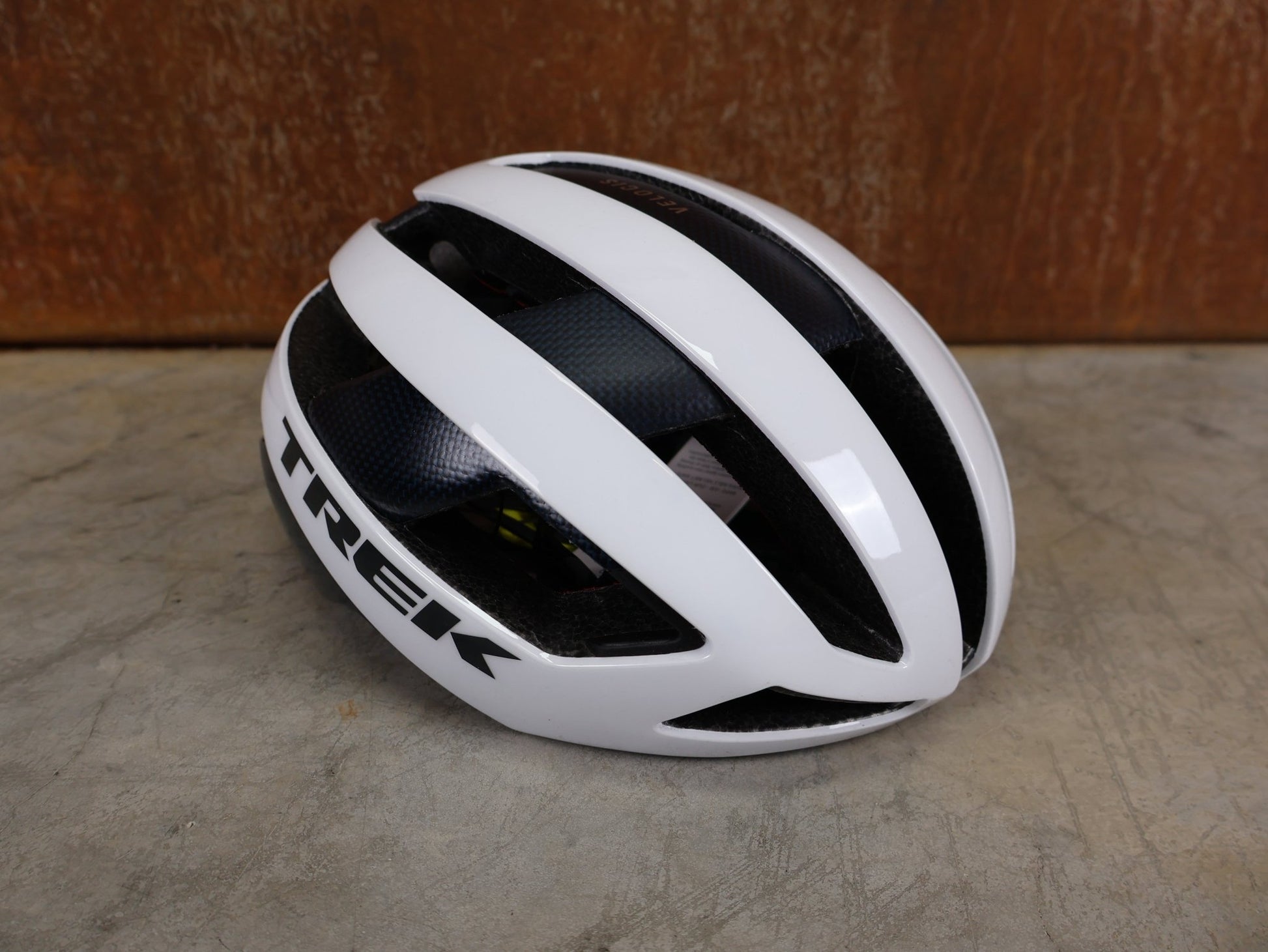 Helme von Trek, TREK VELOCIS MIPS RENNRADHELM / TREK FACTORY RACING TEAM EDITION / CRYSTAL WHITE NAVY BLUE / GRÖßE S vor USEDBIKES - OB.DE Hintergrund