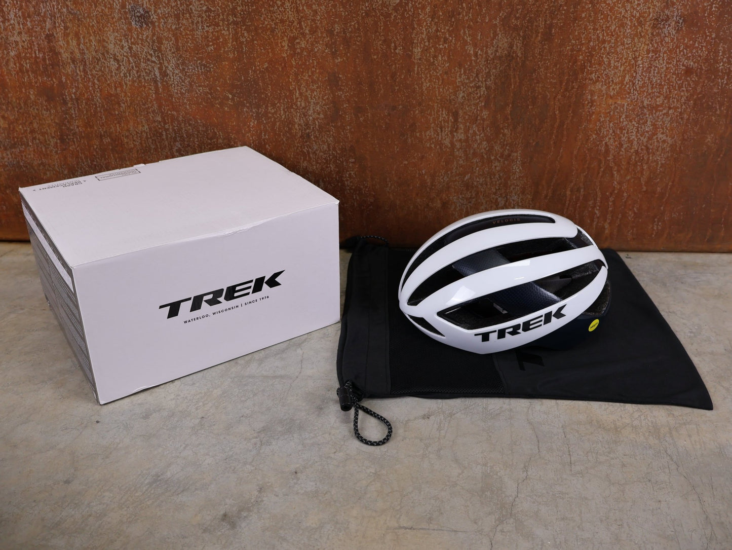 Helme von Trek, TREK VELOCIS MIPS RENNRADHELM / TREK FACTORY RACING TEAM EDITION / CRYSTAL WHITE NAVY BLUE / GRÖßE S vor USEDBIKES - OB.DE Hintergrund