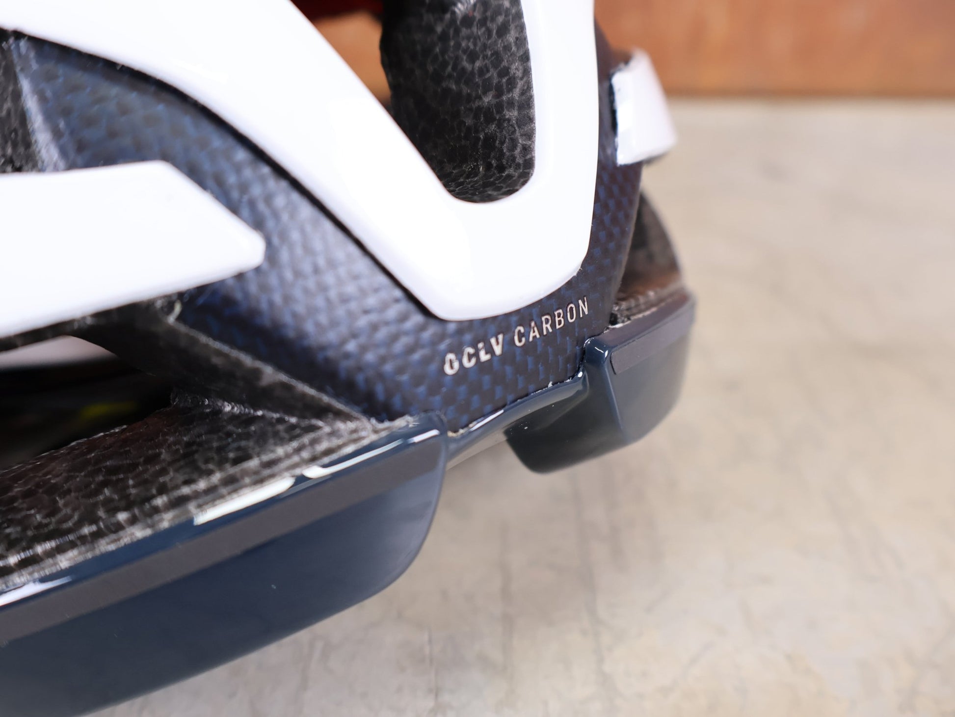 Helme von Trek, TREK VELOCIS MIPS RENNRADHELM / TREK FACTORY RACING TEAM EDITION / CRYSTAL WHITE NAVY BLUE / GRÖßE S vor USEDBIKES - OB.DE Hintergrund