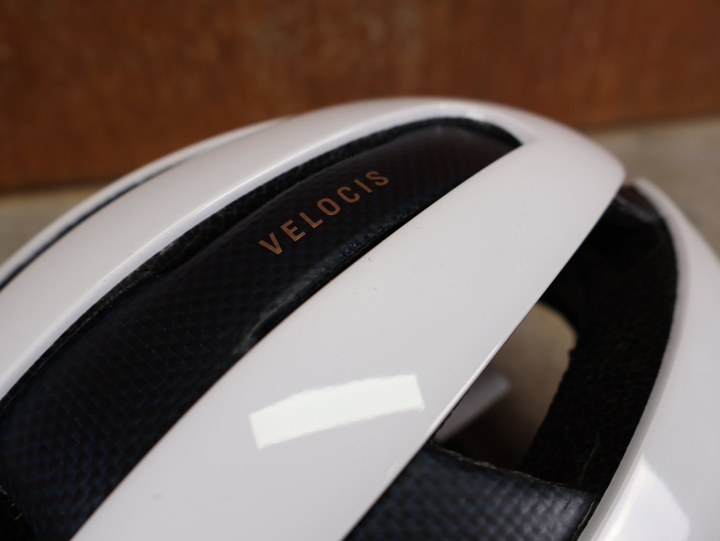 Helme von Trek, TREK VELOCIS MIPS RENNRADHELM / TREK FACTORY RACING TEAM EDITION / CRYSTAL WHITE NAVY BLUE / GRÖßE S vor USEDBIKES - OB.DE Hintergrund