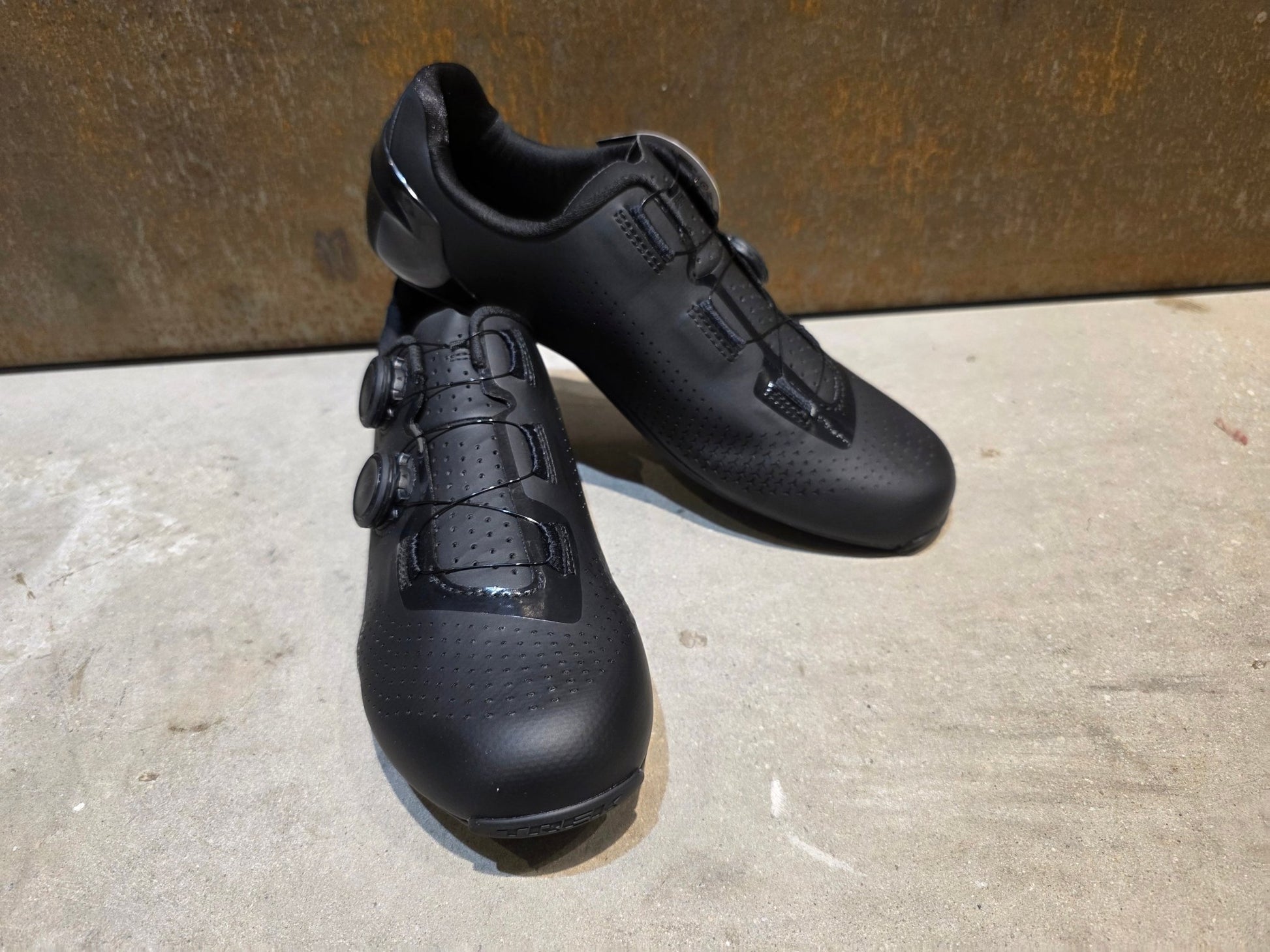 RR - Herrenschuhe von Trek, TREK VELOCIS RENNRADSCHUH / BLACK vor USEDBIKES - OB.DE Hintergrund