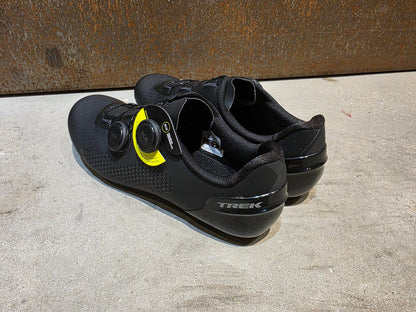 RR - Herrenschuhe von Trek, TREK VELOCIS RENNRADSCHUH / BLACK vor USEDBIKES - OB.DE Hintergrund