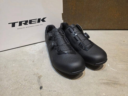 RR - Herrenschuhe von Trek, TREK VELOCIS RENNRADSCHUH / BLACK vor USEDBIKES - OB.DE Hintergrund