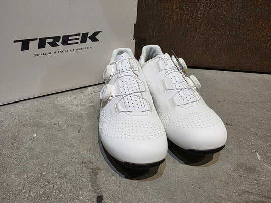 RR - Herrenschuhe von Trek, TREK VELOCIS RENNRADSCHUH / WHITE vor USEDBIKES - OB.DE Hintergrund