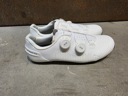 RR - Herrenschuhe von Trek, TREK VELOCIS RENNRADSCHUH / WHITE vor USEDBIKES - OB.DE Hintergrund