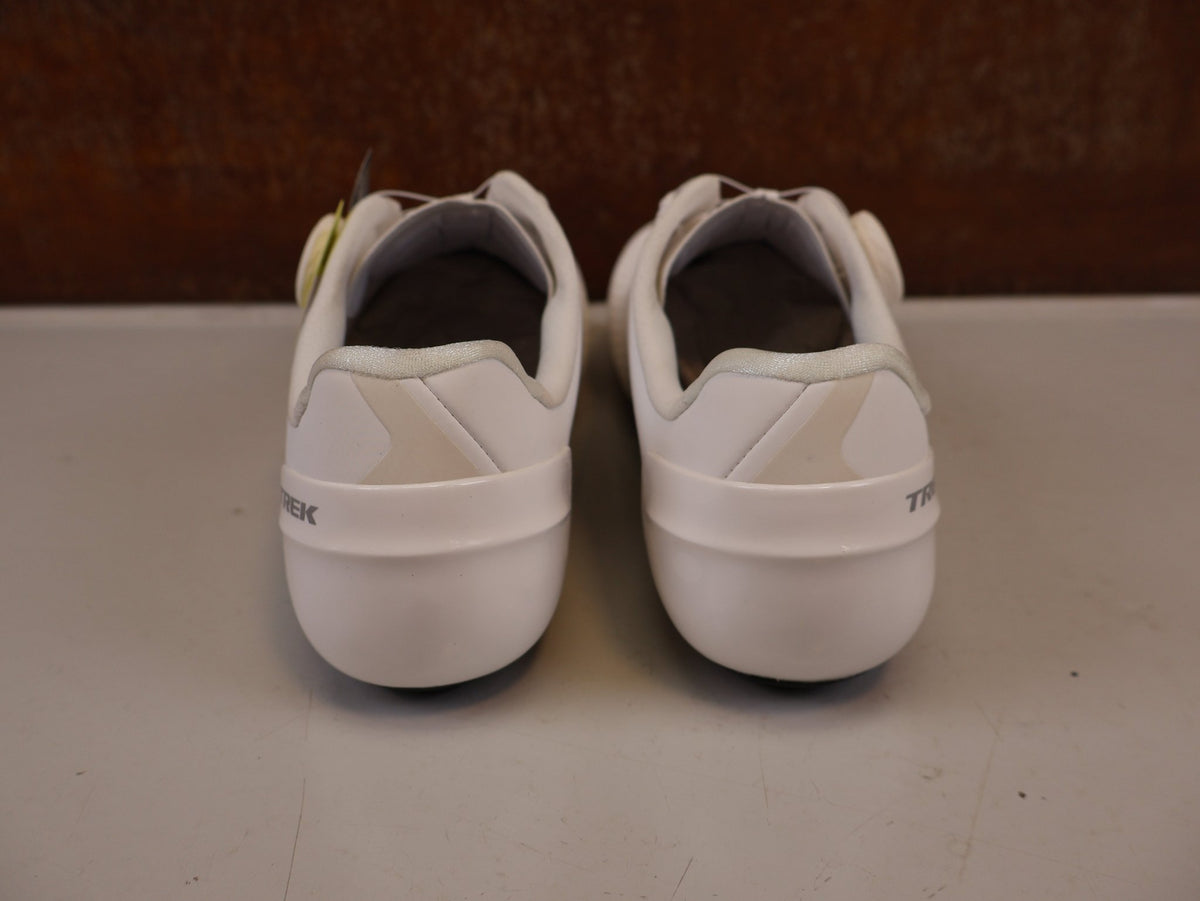 RR-Herrenschuhe von Trek, TREK VELOCIS RENNRADSCHUHE WHITE CARBON BOA METNET vor USEDBIKES-OB.DE Hintergrund