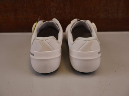 RR-Herrenschuhe von Trek, TREK VELOCIS RENNRADSCHUHE WHITE CARBON BOA METNET vor USEDBIKES-OB.DE Hintergrund
