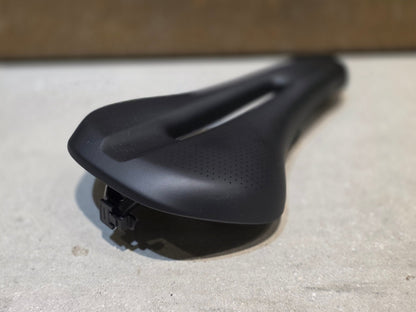 Sattel von Bontrager, TREK VERSE SATTEL SCHWARZ vor USEDBIKES - OB.DE Hintergrund