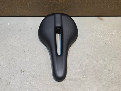 Sattel von Bontrager, TREK VERSE SATTEL SCHWARZ vor USEDBIKES - OB.DE Hintergrund