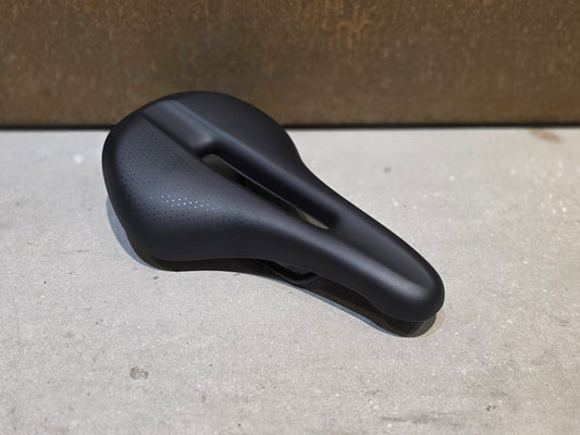 Sattel von Bontrager, TREK VERSE SATTEL SCHWARZ vor USEDBIKES - OB.DE Hintergrund