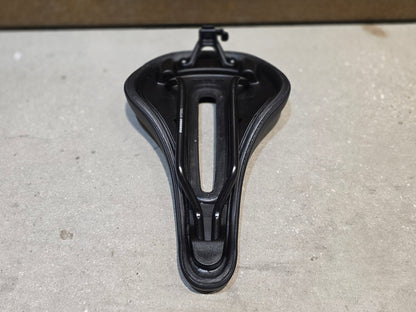 Sattel von Bontrager, TREK VERSE SATTEL SCHWARZ vor USEDBIKES - OB.DE Hintergrund