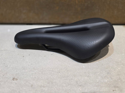 Sattel von Bontrager, TREK VERSE SATTEL SCHWARZ vor USEDBIKES - OB.DE Hintergrund