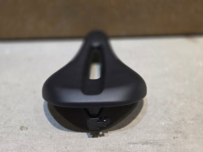 Sattel von Bontrager, TREK VERSE SATTEL SCHWARZ vor USEDBIKES - OB.DE Hintergrund