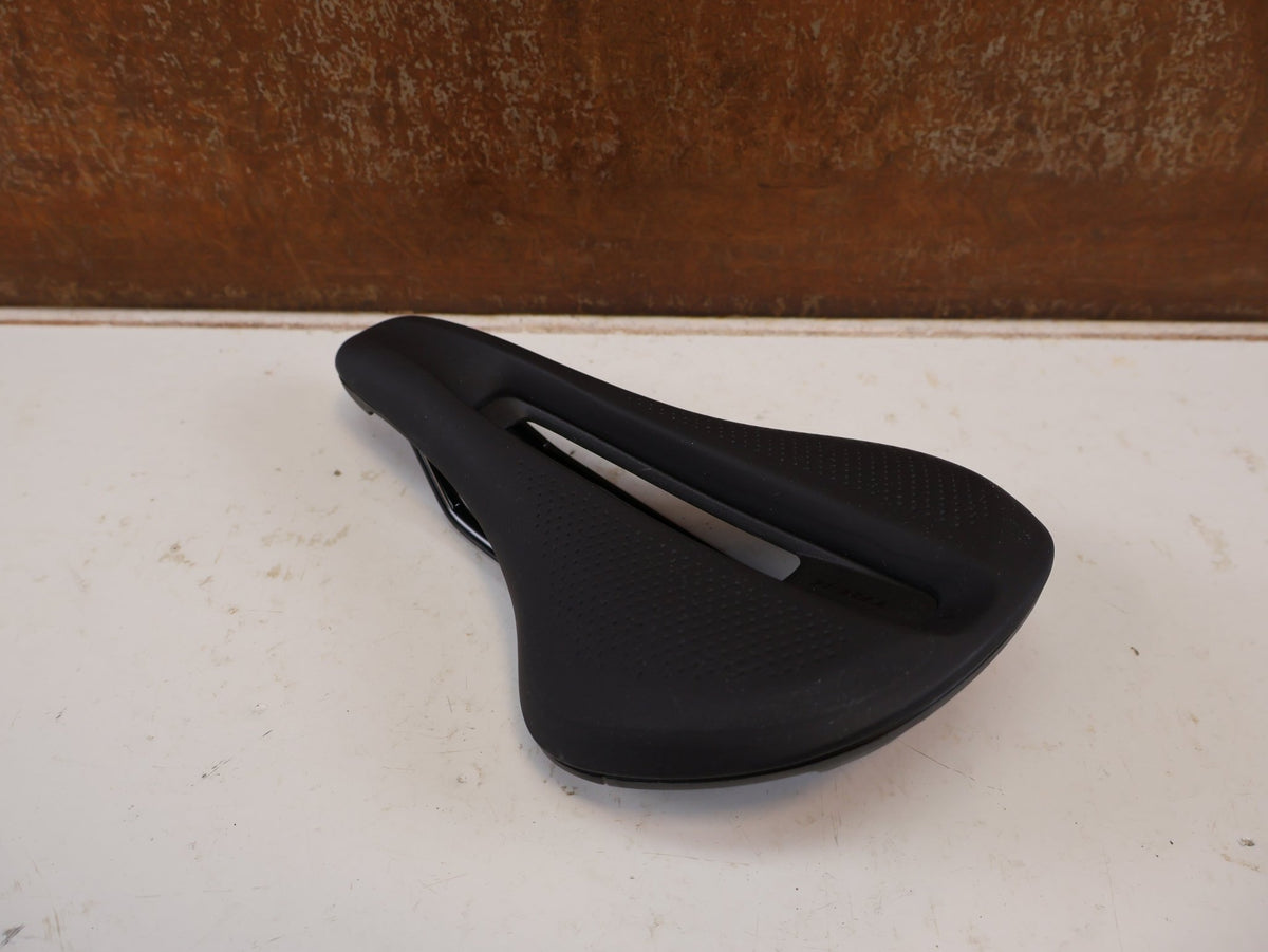 Sattel von Trek, Trek Verse Short Comp Fahrradsattel 145 mm Schwarz Gravel MTB vor USEDBIKES-OB.DE Hintergrund