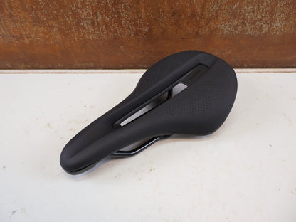 Sattel von Trek, Trek Verse Short Comp Fahrradsattel 145 mm Schwarz Gravel MTB vor USEDBIKES-OB.DE Hintergrund