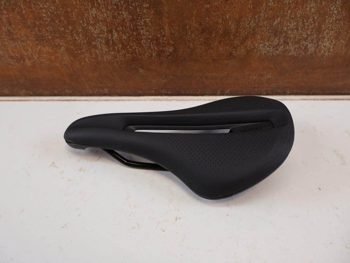 Sattel von Trek, Trek Verse Short Comp Fahrradsattel 145 mm Schwarz Gravel MTB vor USEDBIKES-OB.DE Hintergrund