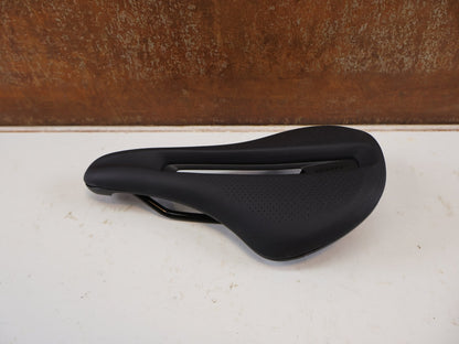 Sattel von Trek, Trek Verse Short Comp Fahrradsattel 145 mm Schwarz Gravel MTB vor USEDBIKES-OB.DE Hintergrund