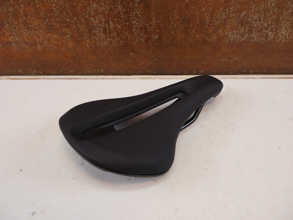 Sattel von Trek, Trek Verse Short Comp Fahrradsattel 145 mm Schwarz Gravel MTB vor USEDBIKES-OB.DE Hintergrund