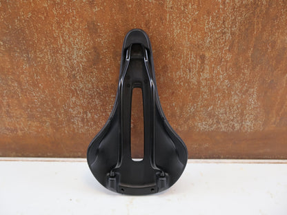 Sattel von Trek, Trek Verse Short Comp Fahrradsattel 145 mm Schwarz Gravel MTB vor USEDBIKES-OB.DE Hintergrund