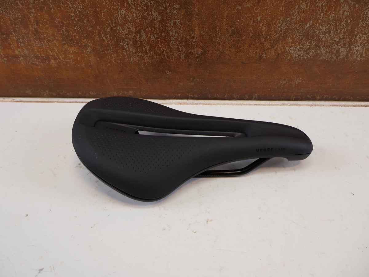 Sattel von Trek, Trek Verse Short Comp Fahrradsattel 145 mm Schwarz Gravel MTB vor USEDBIKES-OB.DE Hintergrund