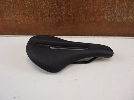 Sattel von Trek, Trek Verse Short Comp Fahrradsattel 145 mm Schwarz Gravel MTB vor USEDBIKES-OB.DE Hintergrund