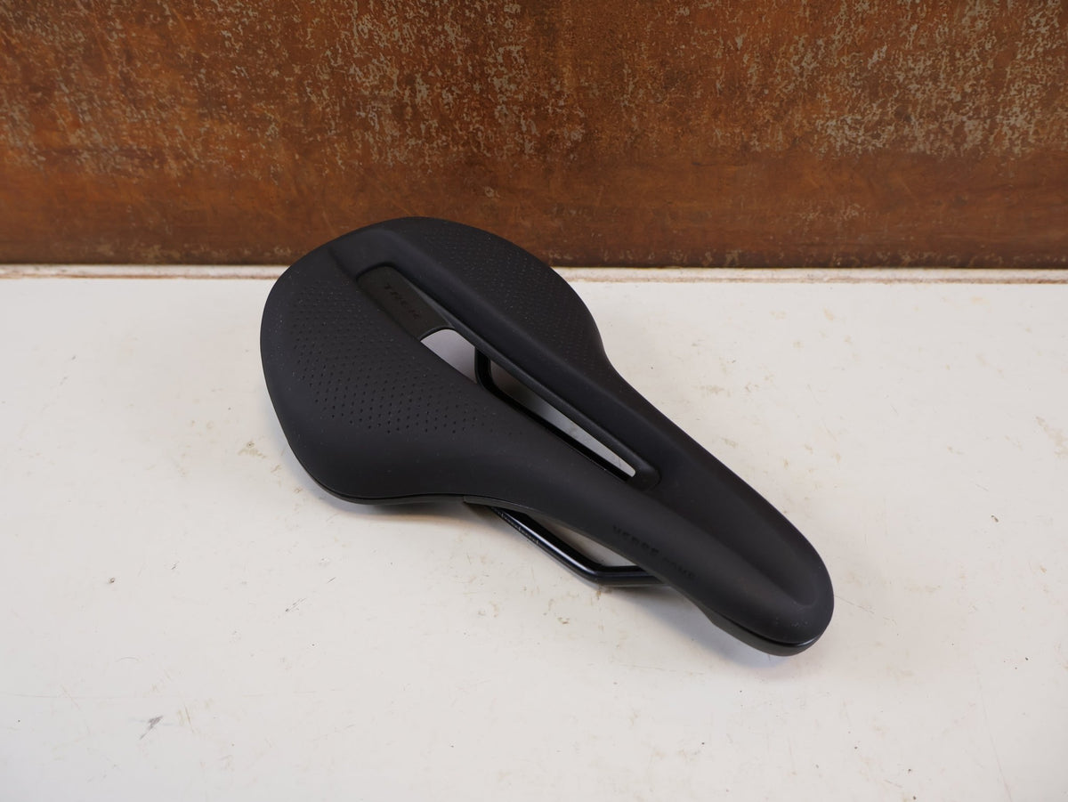 Sattel von Trek, Trek Verse Short Comp Fahrradsattel 145 mm Schwarz Gravel MTB vor USEDBIKES-OB.DE Hintergrund