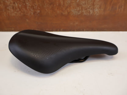 Sattel von Trek, TREK VERSE TRAIL SATTEL 145 MM STAHLSTREBEN SCHWARZ vor USEDBIKES-OB.DE Hintergrund