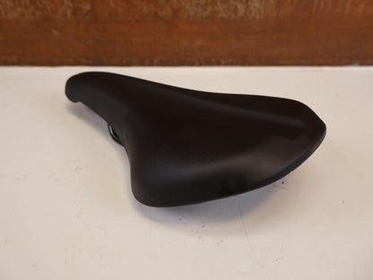 Sattel von Trek, TREK VERSE TRAIL SATTEL 145 MM STAHLSTREBEN SCHWARZ vor USEDBIKES-OB.DE Hintergrund