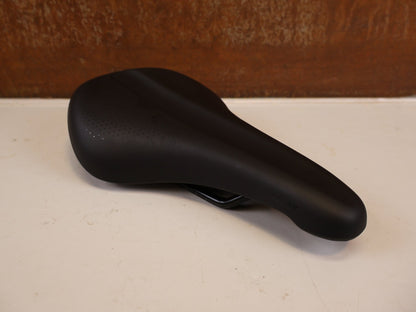 Sattel von Trek, TREK VERSE TRAIL SATTEL 145 MM STAHLSTREBEN SCHWARZ vor USEDBIKES-OB.DE Hintergrund