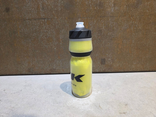 Trinkflaschen und Halter von Trek, TREK VODA ICE 591ML THERMO TRINKFLASCHE / NEON GELB vor USEDBIKES - OB.DE Hintergrund