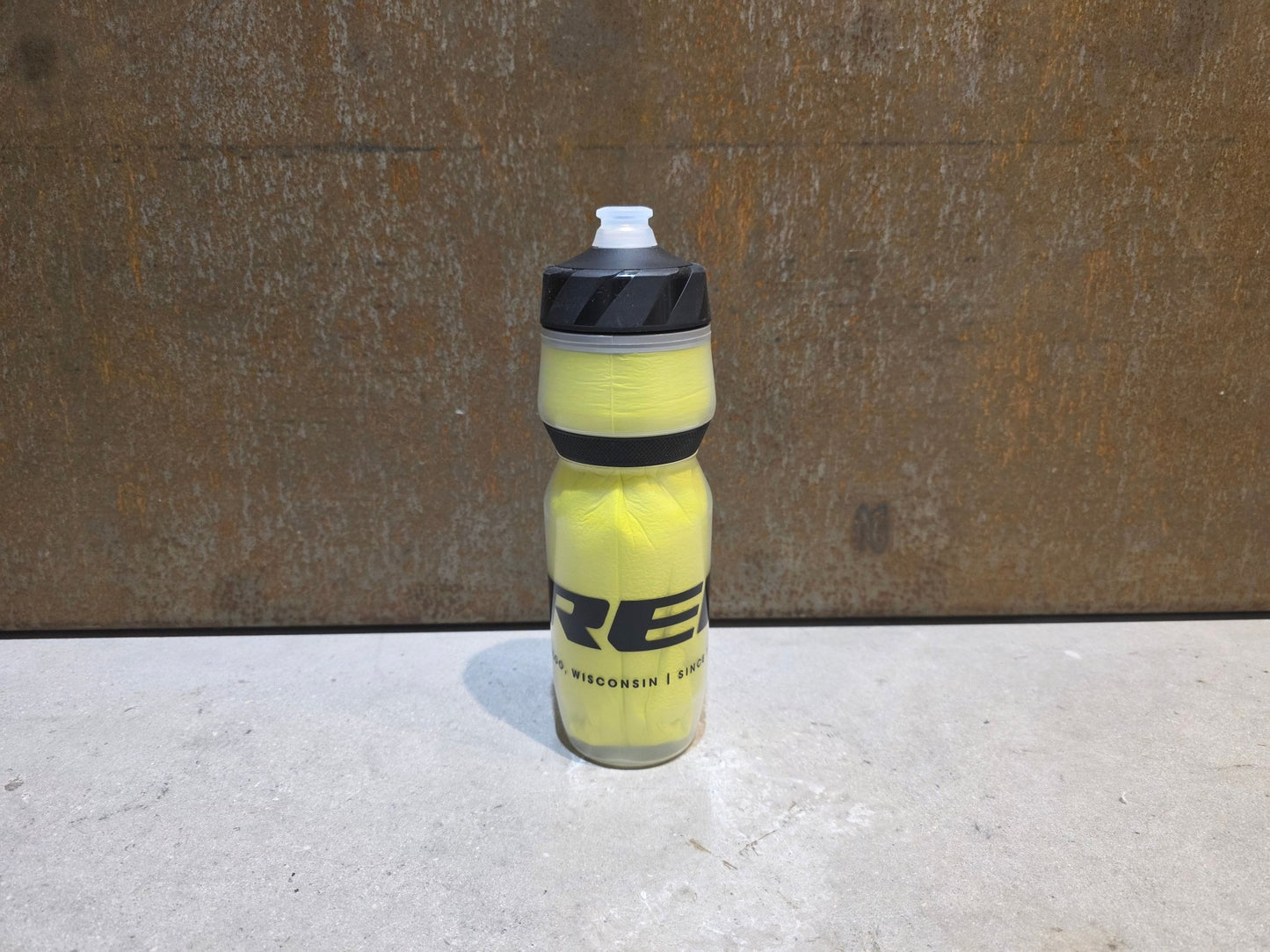 Trinkflaschen und Halter von Trek, TREK VODA ICE 591ML THERMO TRINKFLASCHE / NEON GELB vor USEDBIKES - OB.DE Hintergrund