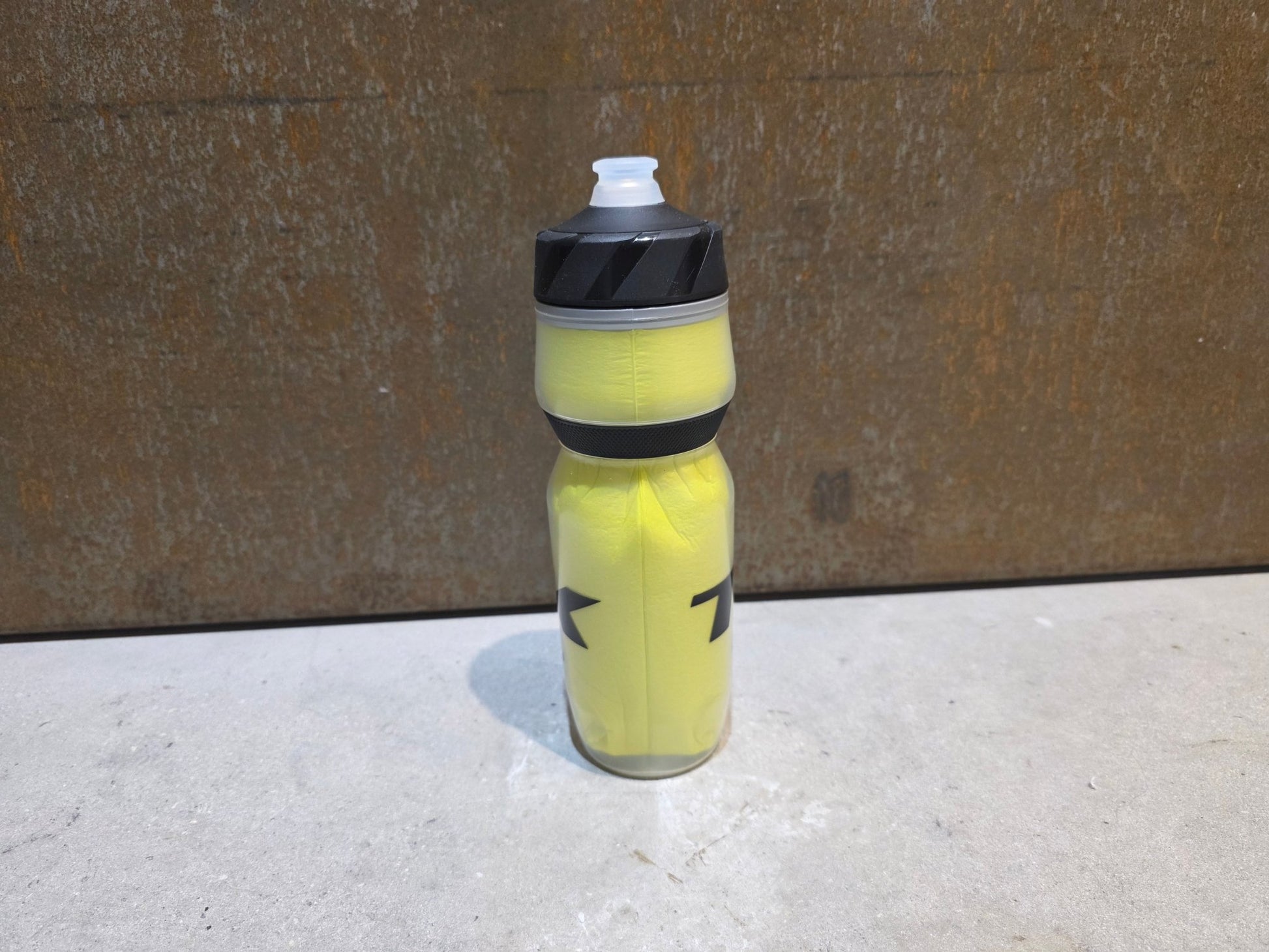 Trinkflaschen und Halter von Trek, TREK VODA ICE 591ML THERMO TRINKFLASCHE / NEON GELB vor USEDBIKES - OB.DE Hintergrund