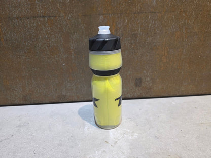 Trinkflaschen und Halter von Trek, TREK VODA ICE 591ML THERMO TRINKFLASCHE / NEON GELB vor USEDBIKES - OB.DE Hintergrund