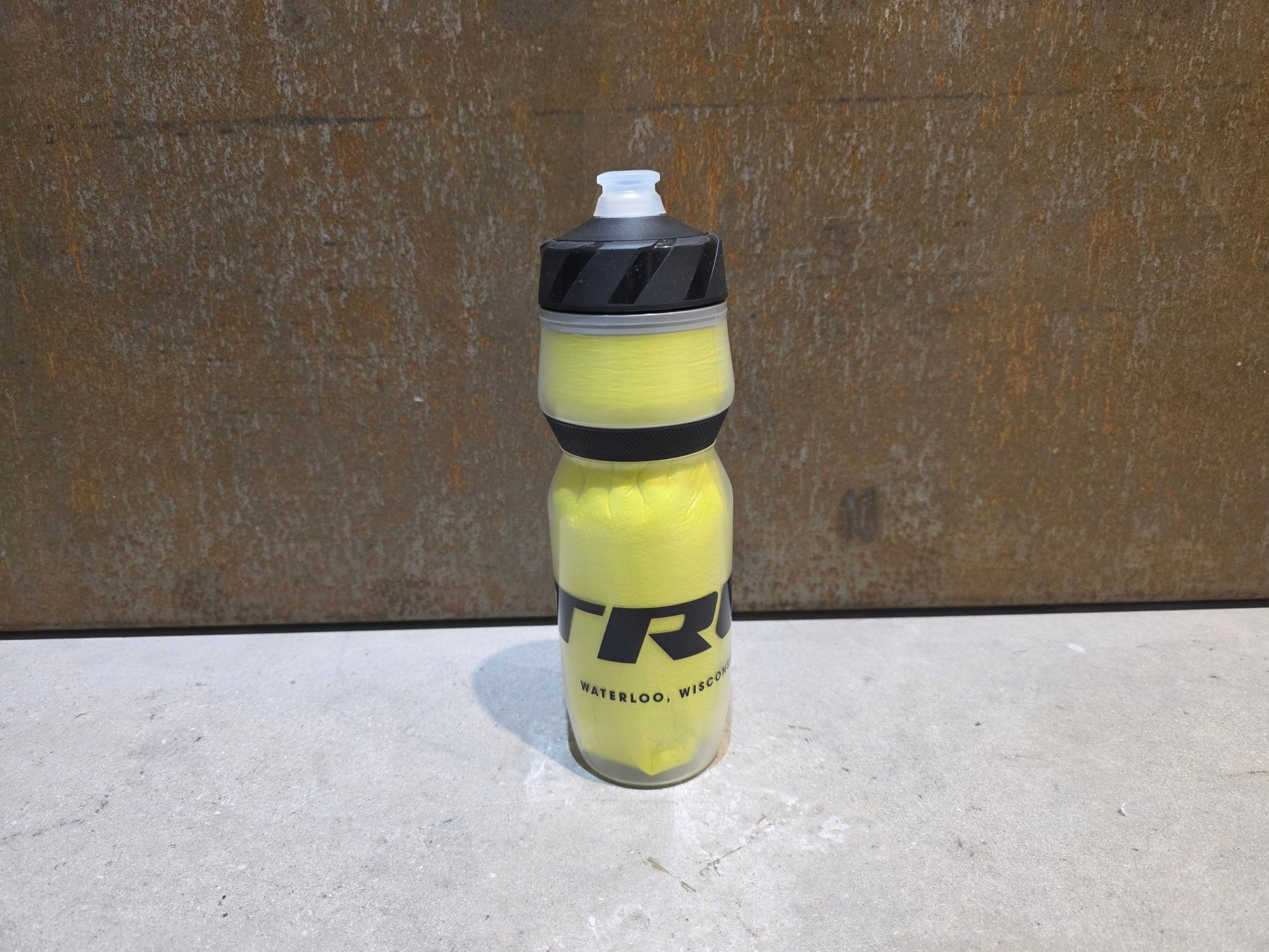 Trinkflaschen und Halter von Trek, TREK VODA ICE 591ML THERMO TRINKFLASCHE / NEON GELB vor USEDBIKES - OB.DE Hintergrund