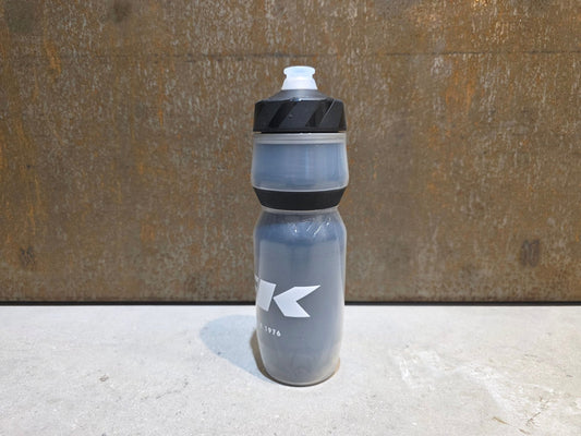 Trinkflaschen und Halter von Trek, TREK VODA ICE 591ML THERMO TRINKFLASCHE / SCHWARZ vor USEDBIKES - OB.DE Hintergrund