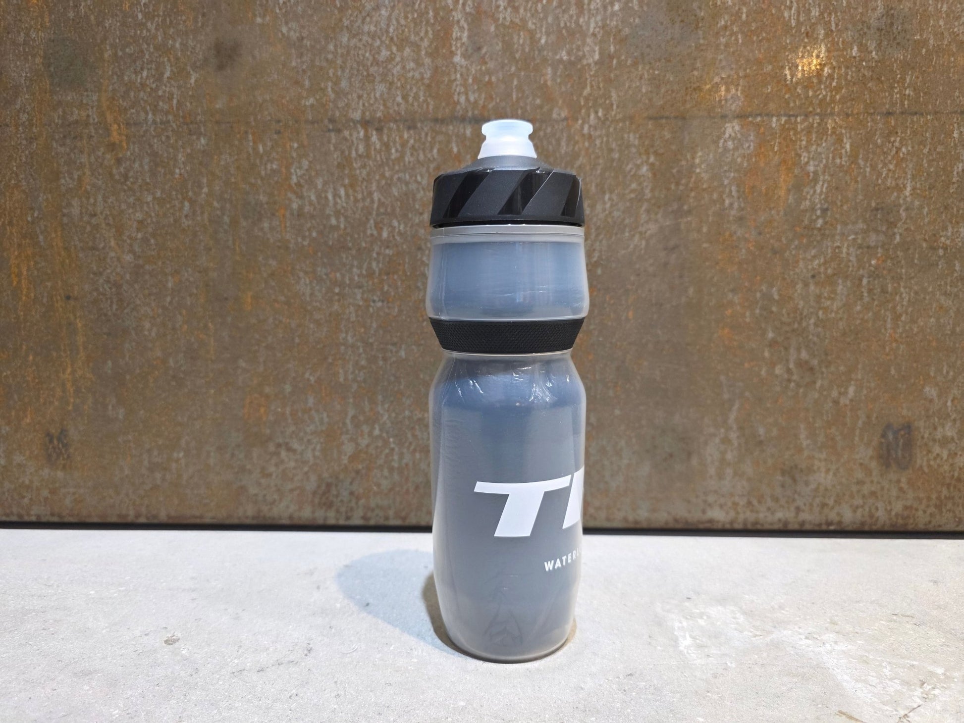 Trinkflaschen und Halter von Trek, TREK VODA ICE 591ML THERMO TRINKFLASCHE / SCHWARZ vor USEDBIKES - OB.DE Hintergrund