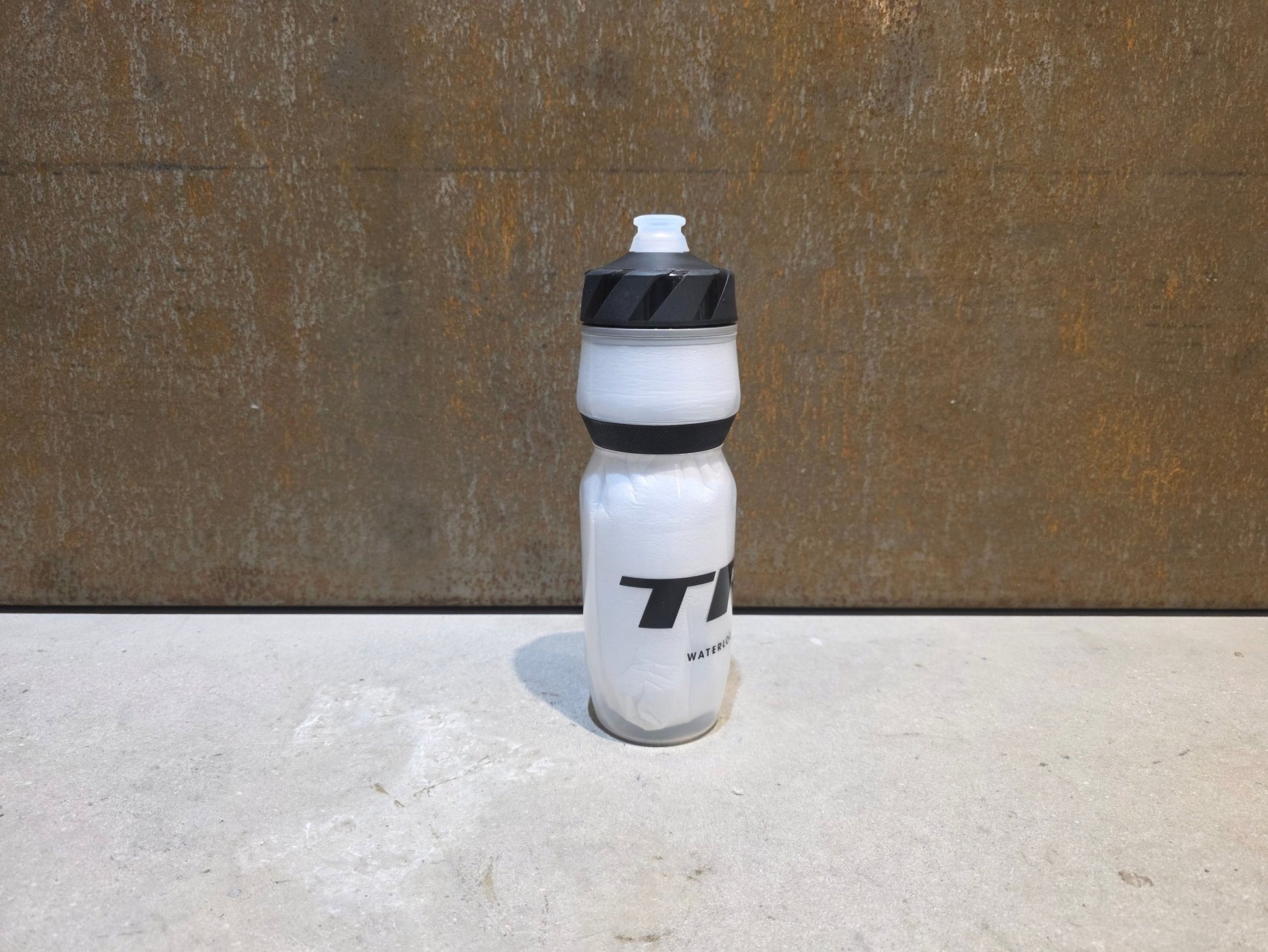 Trinkflaschen und Halter von Trek, TREK VODA ICE 591ML THERMO TRINKFLASCHE / WEIß vor USEDBIKES - OB.DE Hintergrund