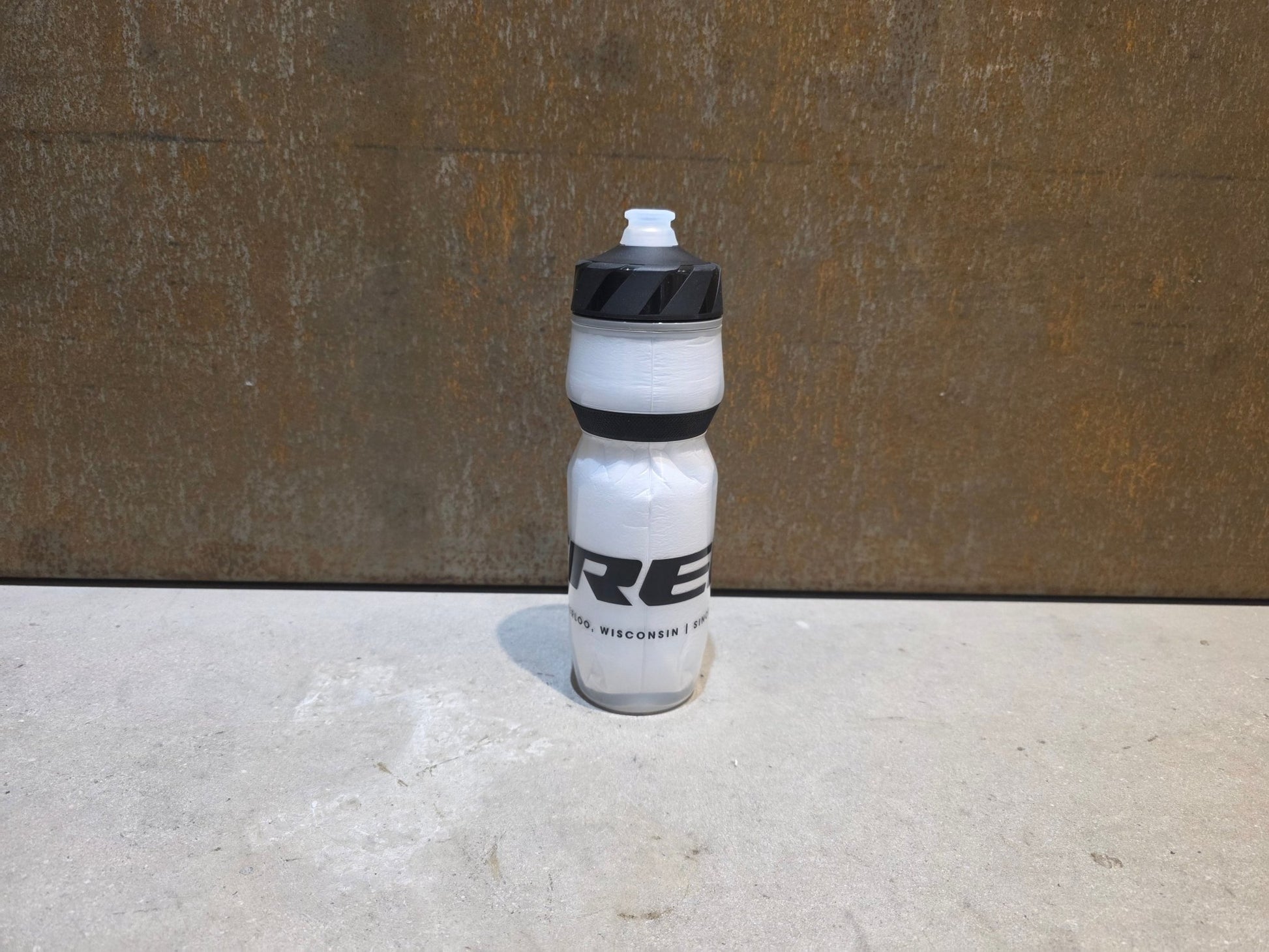 Trinkflaschen und Halter von Trek, TREK VODA ICE 591ML THERMO TRINKFLASCHE / WEIß vor USEDBIKES - OB.DE Hintergrund