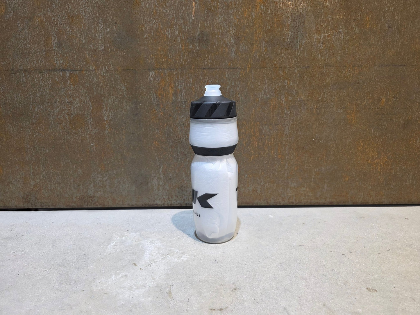 Trinkflaschen und Halter von Trek, TREK VODA ICE 591ML THERMO TRINKFLASCHE / WEIß vor USEDBIKES - OB.DE Hintergrund